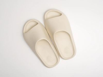 Лот: 16479425. Фото: 1. Сланцы Adidas Yeezy slide. Шлепанцы, сланцы