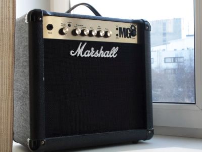 Лот: 9123324. Фото: 1. Комбоусилитель Marshall MG15. Гитарные эффекты и комбоусилители