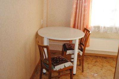 Лот: 21181322. Фото: 1. стол кухонный с 2мя стульями. Столы, стулья, обеденные группы