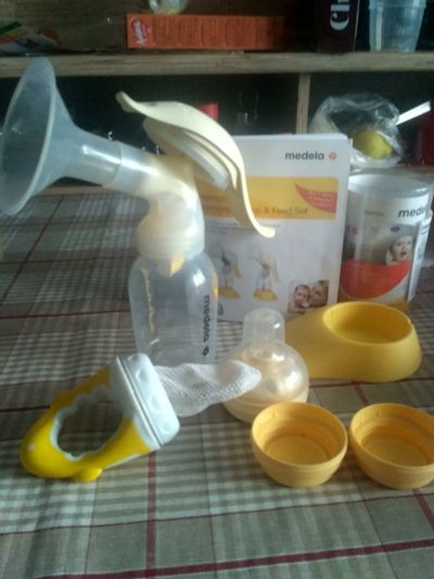 Лот: 15398020. Фото: 1. Молокоотсос ручной medela + соска... Всё для кормления