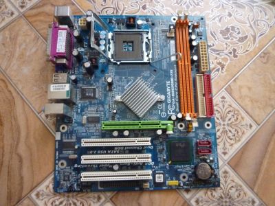 Лот: 4438291. Фото: 1. материнская плата gigabyte GA-8I865GME-775. Материнские платы