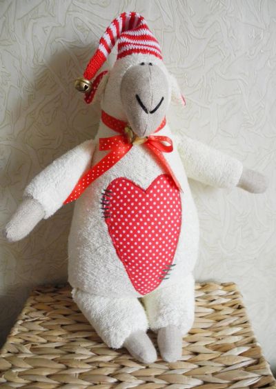 Лот: 4691368. Фото: 1. Рождественская овечка. Авторские куклы, игрушки, поделки