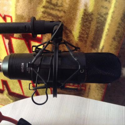 Лот: 9013901. Фото: 1. Студийный микрофон USB со стойкой. Студийные микрофоны, радиомикрофоны и радиосистемы
