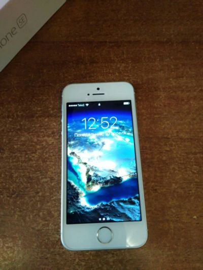 Лот: 9443310. Фото: 1. iphone se 64gb silver. Смартфоны