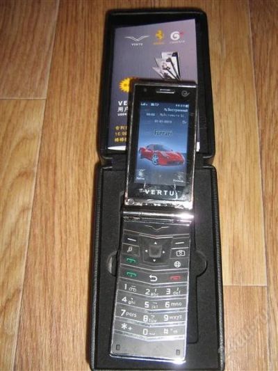 Лот: 2115397. Фото: 1. Сотовый раскладушка VERTU FERRARI. Кнопочные мобильные телефоны
