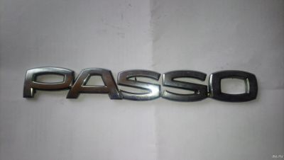 Лот: 18256048. Фото: 1. Эмблема Toyota Passo на Toyota... Кузов