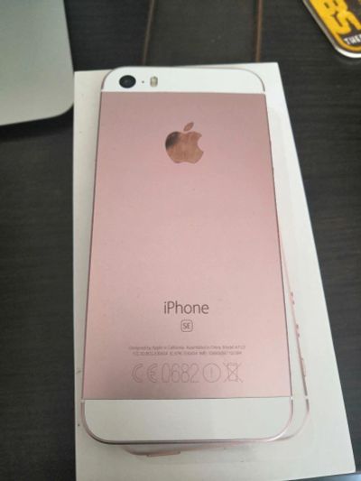 Лот: 16258640. Фото: 1. Смартфон Apple SE Rose 32Gb. Смартфоны