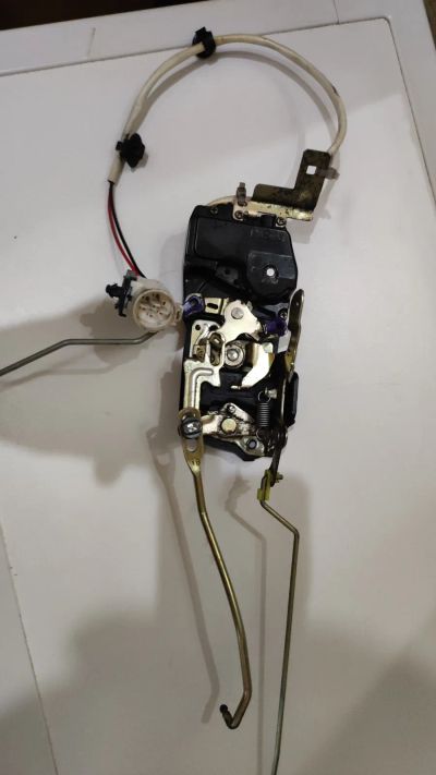 Лот: 23295891. Фото: 1. Замок двери Toyota sprinter ae100... Кузов