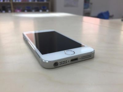Лот: 5077165. Фото: 1. Apple iPhone 5S 64Gb Silver (гарантия... Смартфоны