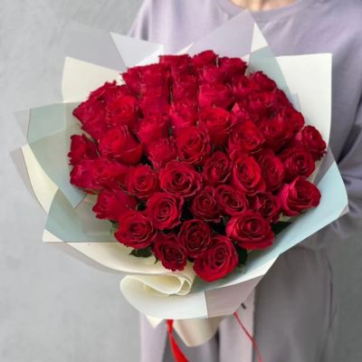 Лот: 19059098. Фото: 1. 51 красная кенийская роза в красивой... Свежие цветы