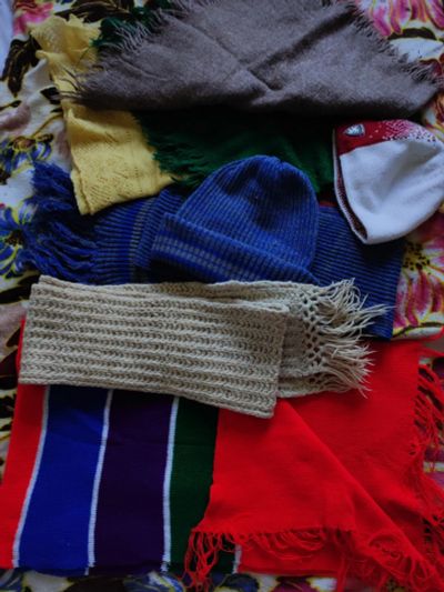 Лот: 20526296. Фото: 1. Пакет шарфы, шапки , платки. Шарфы, платки