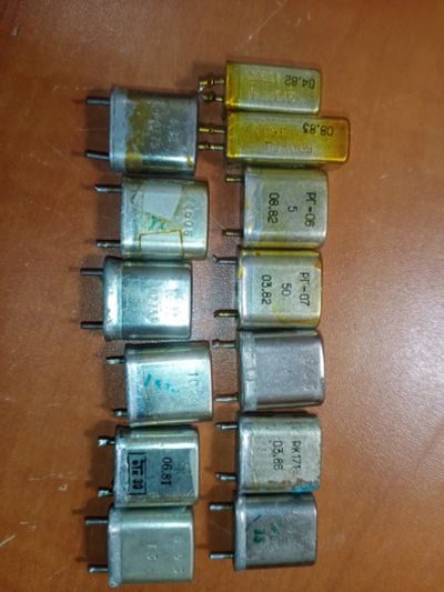 Лот: 25256296. Фото: 1. Кучка кварцев. Кварцевые резонаторы