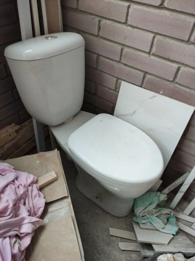 Лот: 23049513. Фото: 1. Унитаз с бачком от застройщика. Унитазы, биде