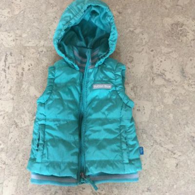 Лот: 8185321. Фото: 1. Жилет с капюшоном. Верхняя одежда