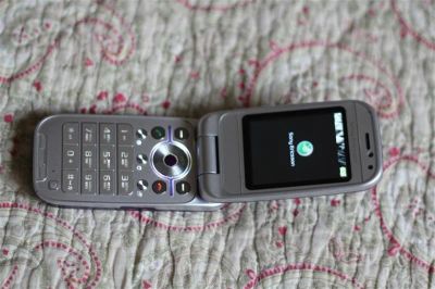 Лот: 889579. Фото: 1. Sony Ericsson Z750i модная фиолетовая... Кнопочные мобильные телефоны