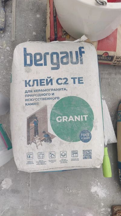 Лот: 25436862. Фото: 1. Клей для плитки кафеля Bergauf... Смеси, шпатлевки, цемент