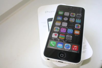 Лот: 7602602. Фото: 1. iPhone 5C белого цвета, полный... Смартфоны