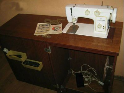 Лот: 6594379. Фото: 1. Швейная машинка Чайка 142 М с... Швейная, вязальная