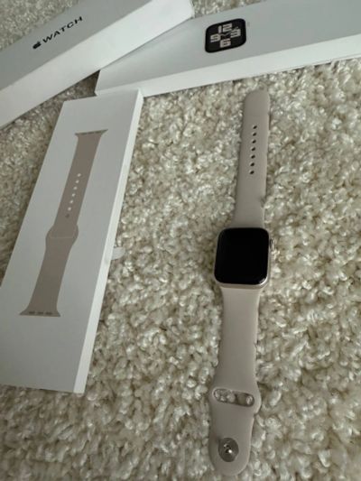 Лот: 25763037. Фото: 1. Смарт-часы Apple Watch SE 2023... Смарт-часы, фитнес-браслеты, аксессуары