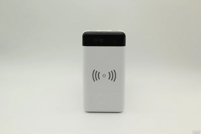Лот: 13519442. Фото: 1. Powerbank с поддержкой беспроводной... Зарядные устройства, блоки питания, адаптеры сетевые для смартфонов
