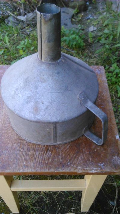Лот: 8189000. Фото: 1. Воронка из жести большая с ручкой... Гаражное, автосервисное оборудование