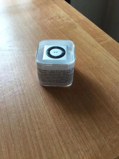 Лот: 7006990. Фото: 1. Apple iPod shuffle 4 2 Гб серебристый. Плееры