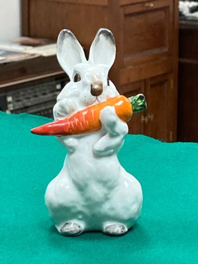Лот: 18596599. Фото: 1. Статуэтка фарфор "Заяц с морковкой... Фарфор, керамика