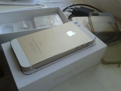 Лот: 6840781. Фото: 1. Продам iPhone 5s 16 GB Gold. Смартфоны