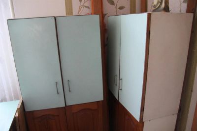 Лот: 3645075. Фото: 1. Шкафы кухонные 4 шт. и стол тумбовый. Столы, стулья, обеденные группы