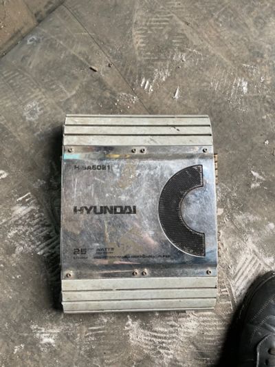 Лот: 19640080. Фото: 1. Усилитель Hyundai неисправен 2х-канальный. Усилители