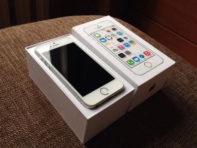Лот: 5765440. Фото: 1. iPhone 5s 16 gb белый состояние... Смартфоны
