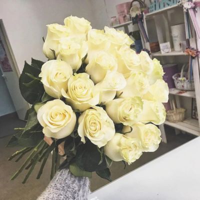 Лот: 8518955. Фото: 1. 21 белая роза. Свежие цветы