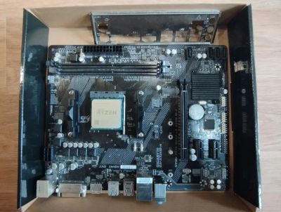 Лот: 25577925. Фото: 1. Материнская плата Gigabyte GA-A320M-H. Материнские платы
