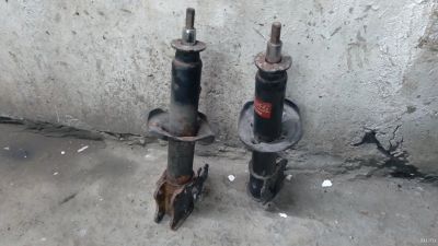 Лот: 18148529. Фото: 1. стойки передние пара mazda demio... Ходовая, подвеска, рулевое управление