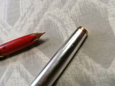 Лот: 14425596. Фото: 1. Ручка чернильная с золотым пером... Ручки шариковые, перьевые