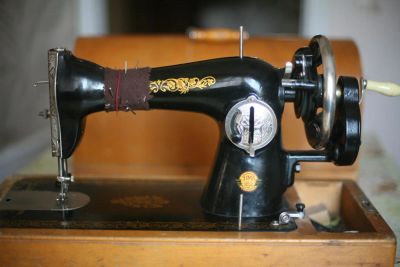 Лот: 10034397. Фото: 1. Швейная машинка ПМЗ, ручная. Швейная, вязальная