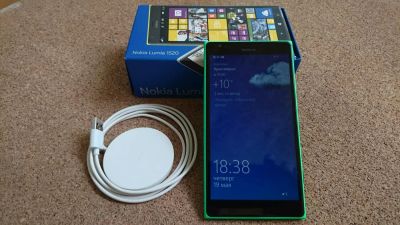 Лот: 7565876. Фото: 1. Nokia 1520 + беспроводная зарядка. Смартфоны