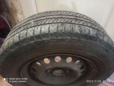 Лот: 20594226. Фото: 1. Шина Bridgestone R13 с диском. Шины на дисках