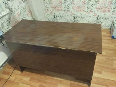Лот: 10092761. Фото: 1. Продам стол с двумя боковыми тумбочками... Компьютерные и письменные столы