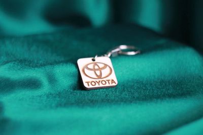Лот: 8907435. Фото: 1. Деревянный брелок Toyota. Брелоки для ключей