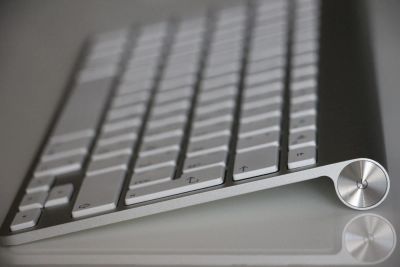 Лот: 5030128. Фото: 1. Bluetooth клавиатура Apple. Клавиатуры и мыши