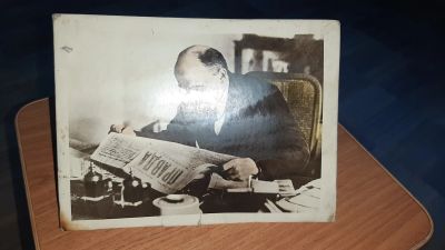 Лот: 21978951. Фото: 1. Фото,Ленин с газетой правда 1968г... Фоторамки, фотоальбомы