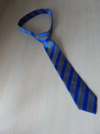Лот: 9837642. Фото: 1. Галстук в сине-серую полоску. Галстуки