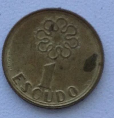 Лот: 16424203. Фото: 1. Монета 1 эскудо Португалия. Аксессуары, литература