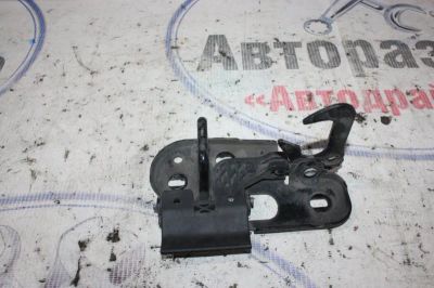 Лот: 21719390. Фото: 1. крючок капота Volkswagen Caddy... Двигатель и элементы двигателя
