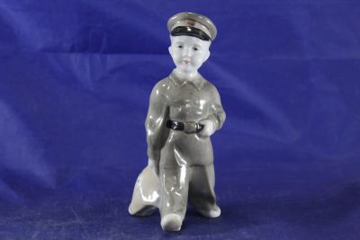 Лот: 25651934. Фото: 1. Мальчик с портфелем эксклюзивная... Фарфор, керамика