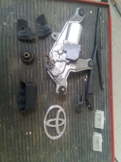 Лот: 8318357. Фото: 1. Toyota Wish 2003 остатки крышки... Кузов