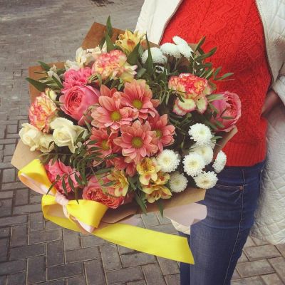 Лот: 6851985. Фото: 1. Фирменный букет от Радуги Цветов... Свежие цветы