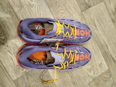 Лот: 10905256. Фото: 1. Hoka One One Speedgoat. Кеды, кроссовки, слипоны