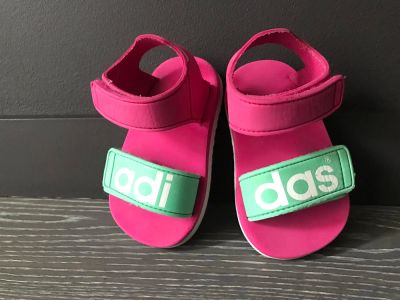 Лот: 9952498. Фото: 1. Детская летняя обувь adidas. Шлепанцы, сланцы
